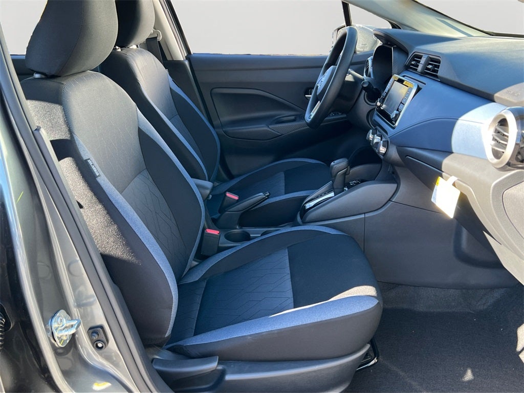 2025 Nissan Versa 1.6 SV / One Owner / Splash Guards