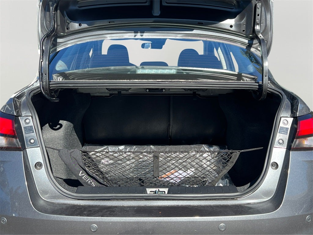 2025 Nissan Versa 1.6 SV / One Owner / Splash Guards