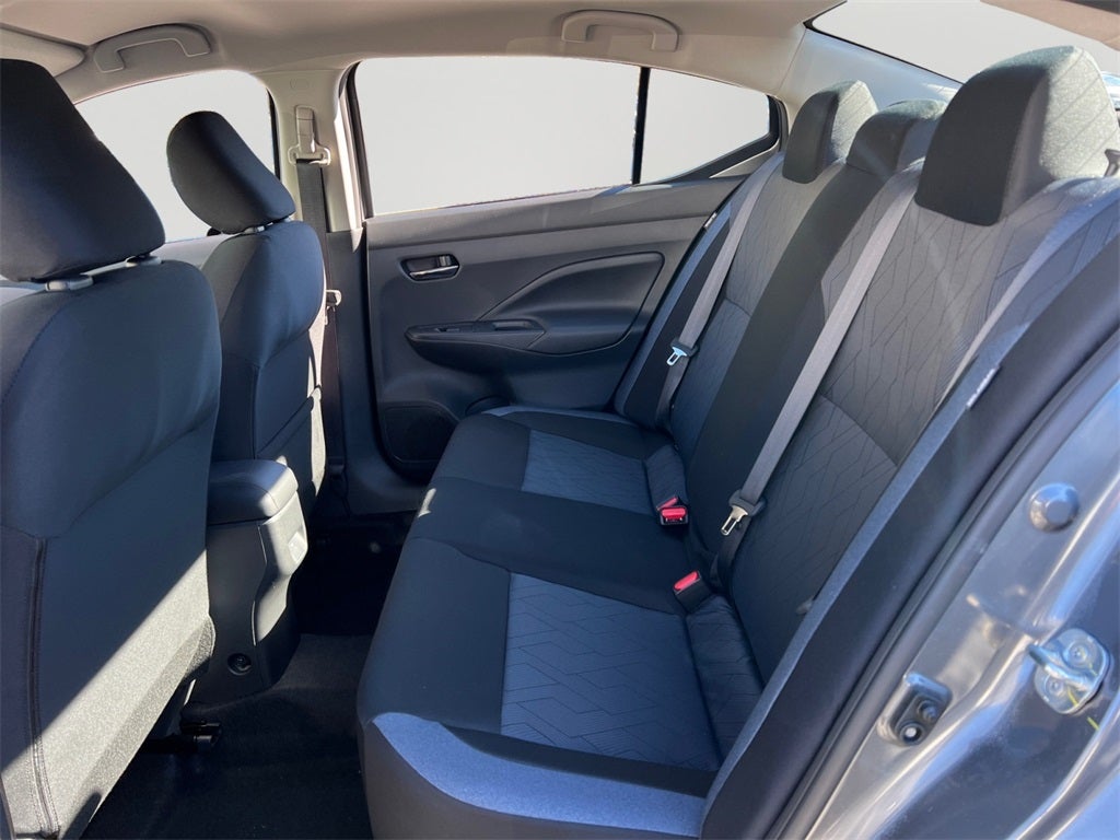 2025 Nissan Versa 1.6 SV / One Owner / Splash Guards