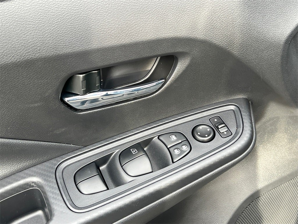 2025 Nissan Versa 1.6 SV One Owner / Splash Guards