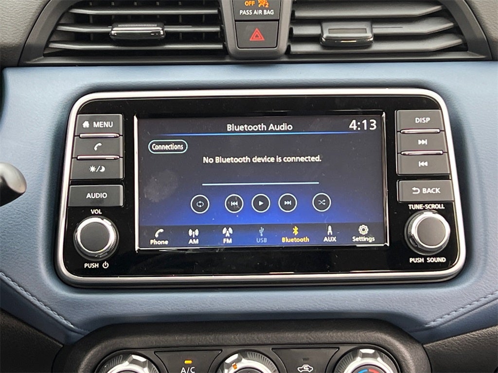 2025 Nissan Versa 1.6 SV One Owner / Splash Guards