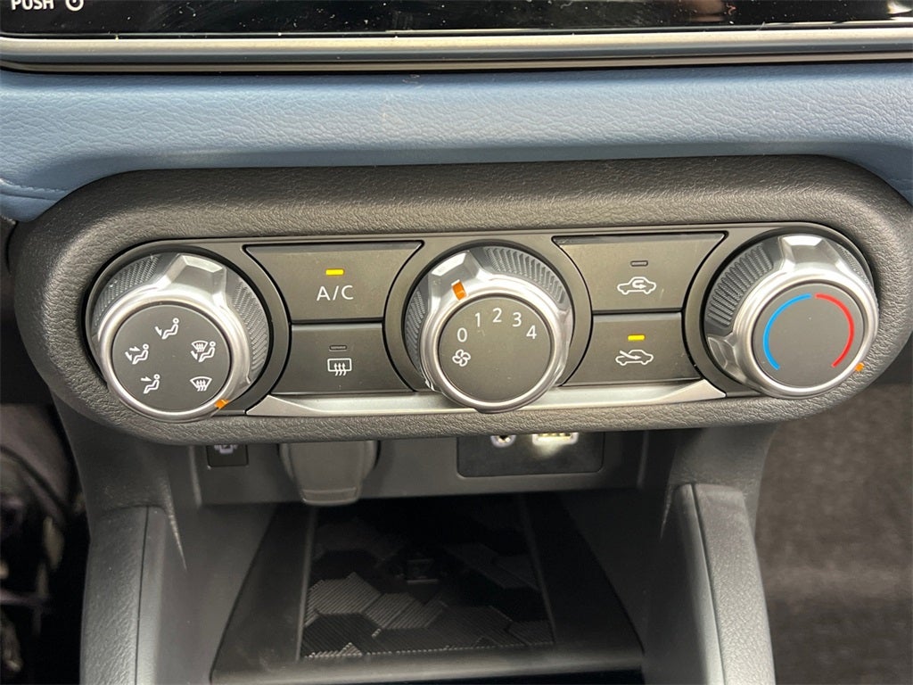 2025 Nissan Versa 1.6 SV One Owner / Splash Guards