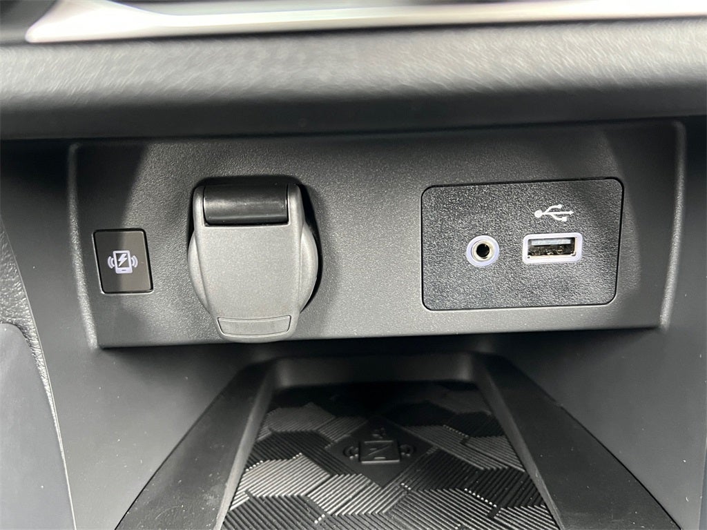 2025 Nissan Versa 1.6 SV One Owner / Splash Guards