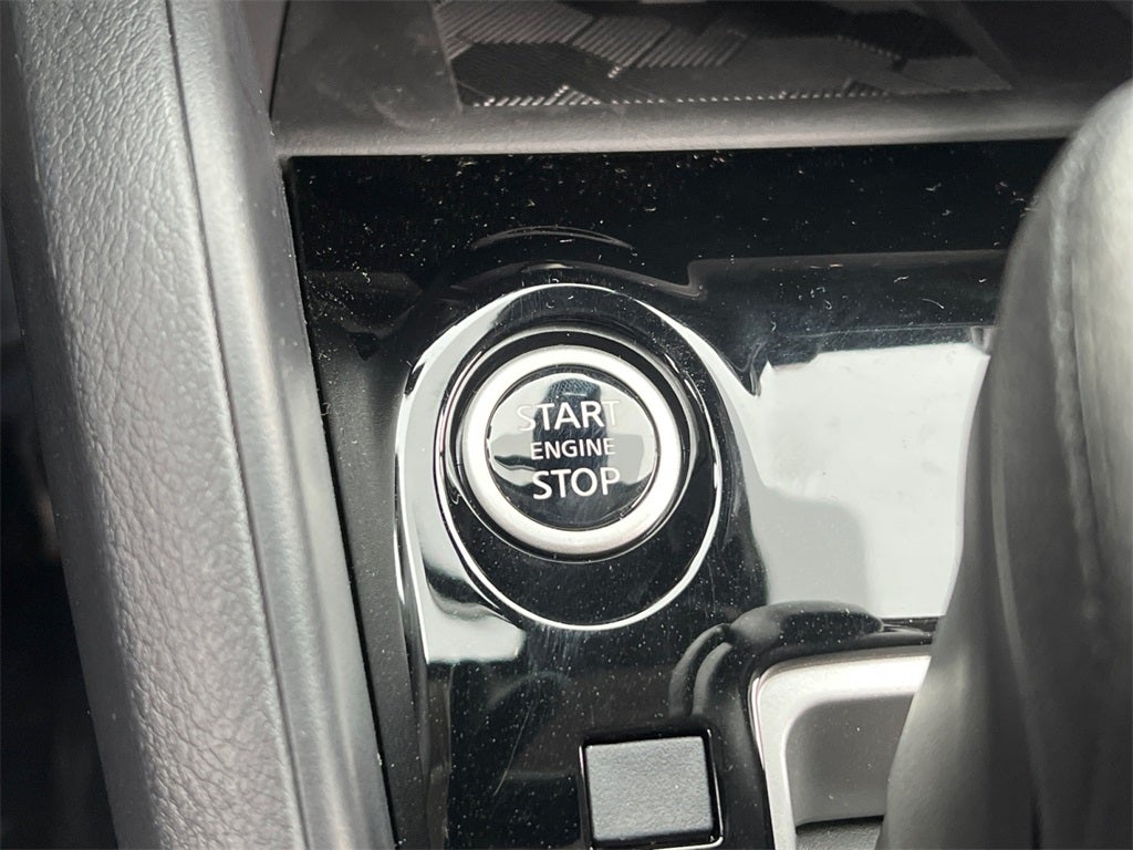 2025 Nissan Versa 1.6 SV One Owner / Splash Guards