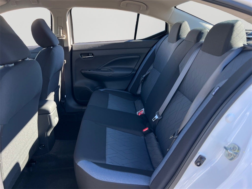 2025 Nissan Versa 1.6 SV / One Owner / Splash Guards