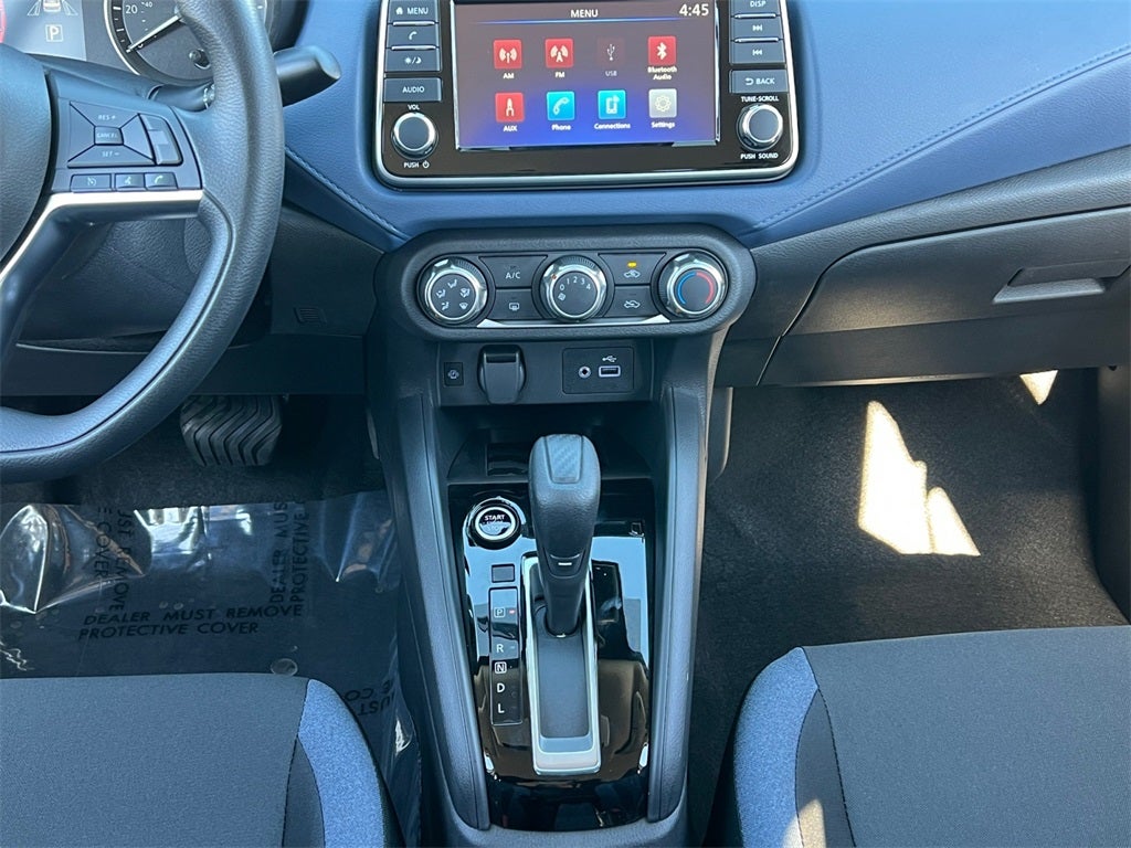 2025 Nissan Versa 1.6 SV / One Owner / Splash Guards