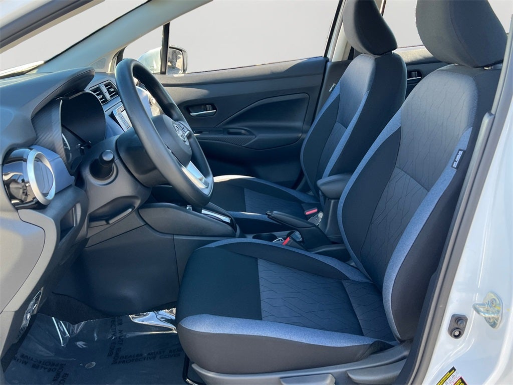 2025 Nissan Versa 1.6 SV / One Owner / Splash Guards