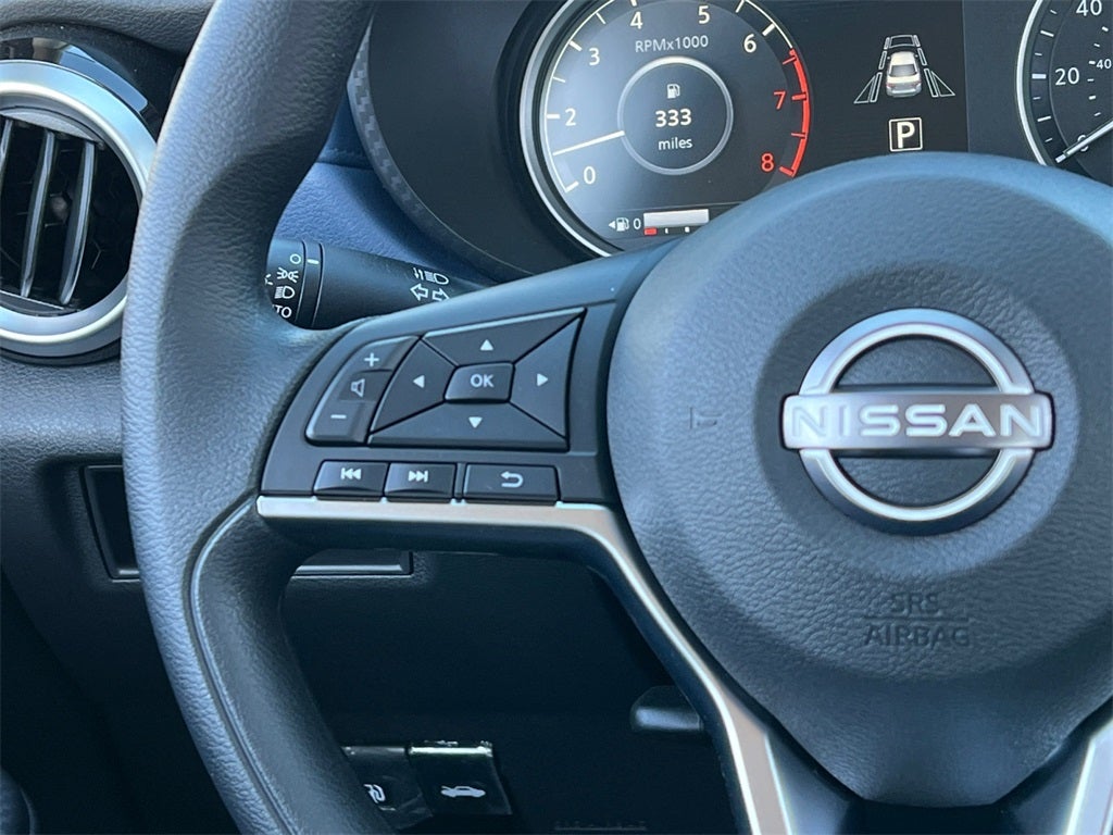 2025 Nissan Versa 1.6 SV / One Owner / Splash Guards