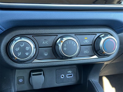 2025 Nissan Versa 1.6 SV / One Owner / Splash Guards