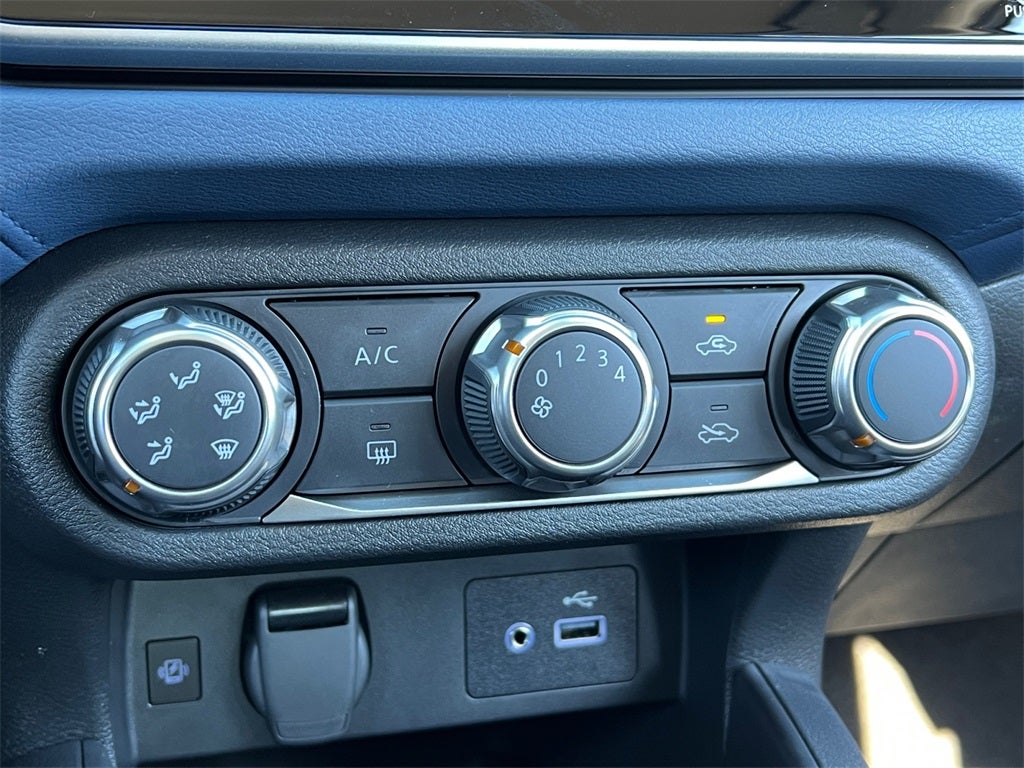 2025 Nissan Versa 1.6 SV / One Owner / Splash Guards