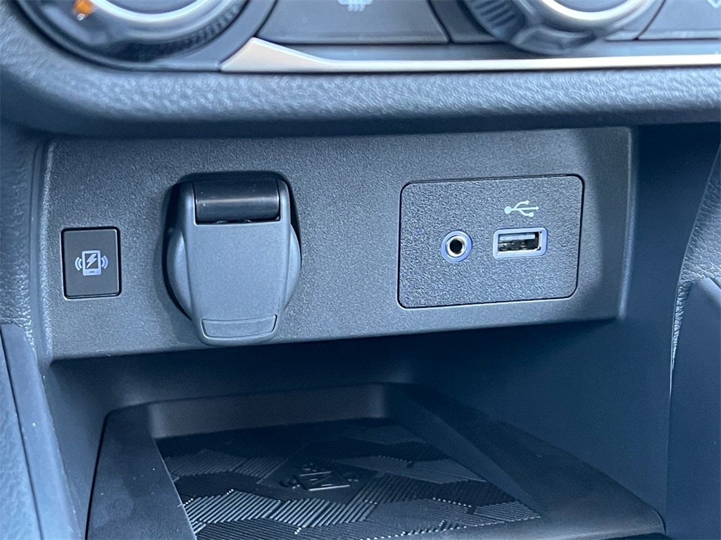 2025 Nissan Versa 1.6 SV / One Owner / Splash Guards