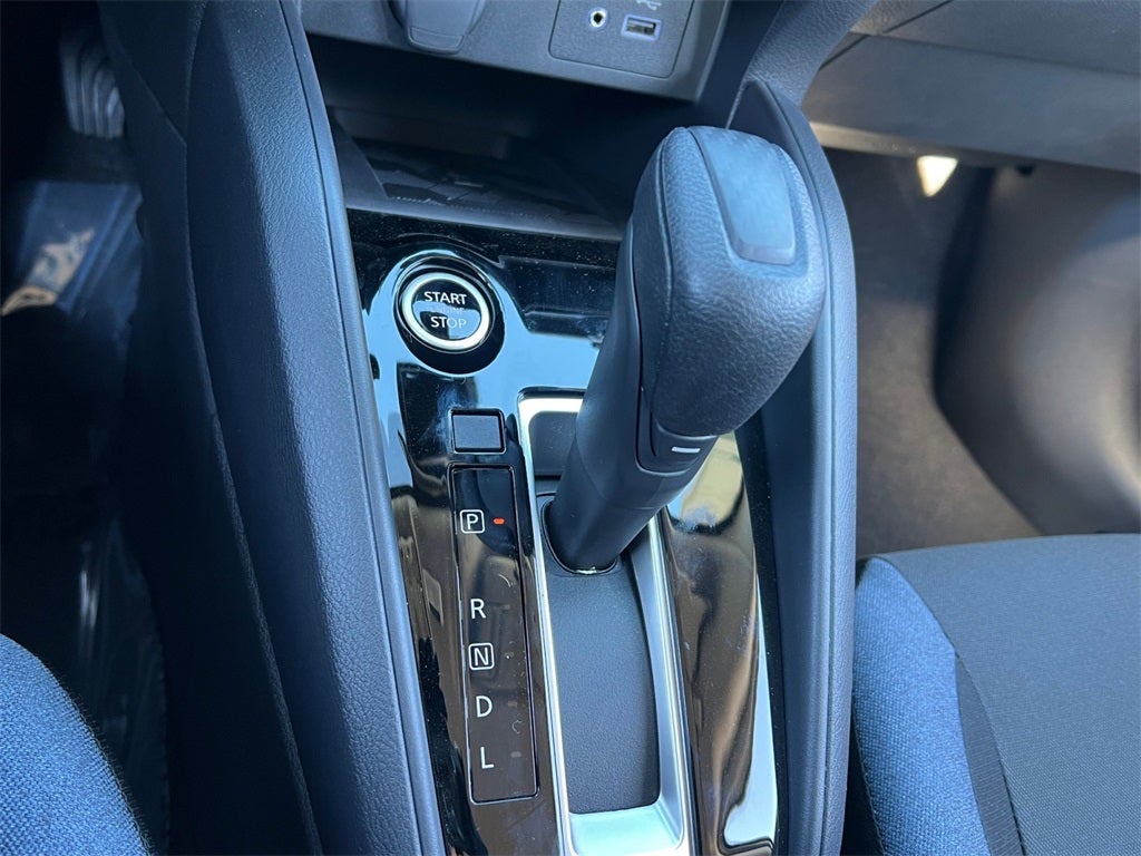 2025 Nissan Versa 1.6 SV / One Owner / Splash Guards