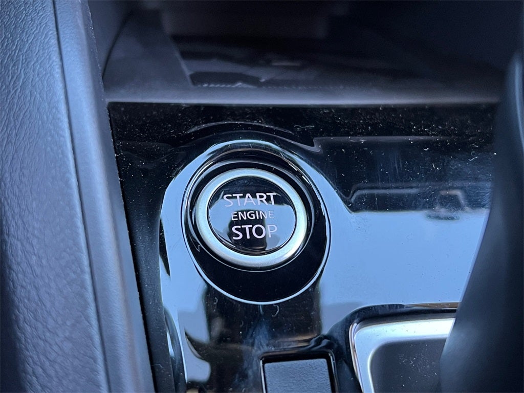 2025 Nissan Versa 1.6 SV / One Owner / Splash Guards