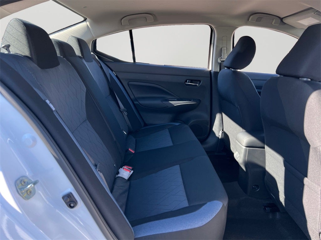 2025 Nissan Versa 1.6 SV / One Owner / Splash Guards