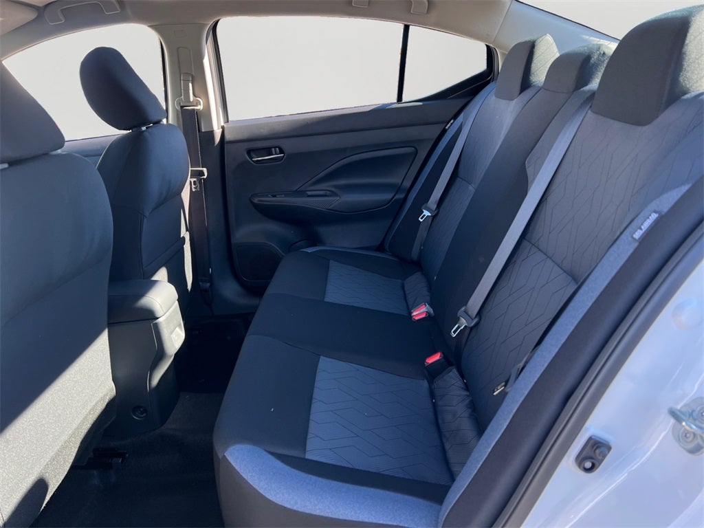 2025 Nissan Versa 1.6 SV / One Owner / Splash Guards