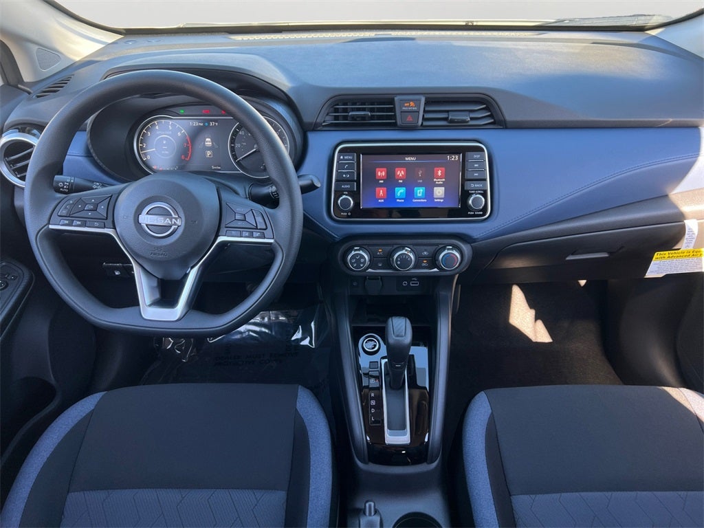 2025 Nissan Versa 1.6 SV / One Owner / Splash Guards