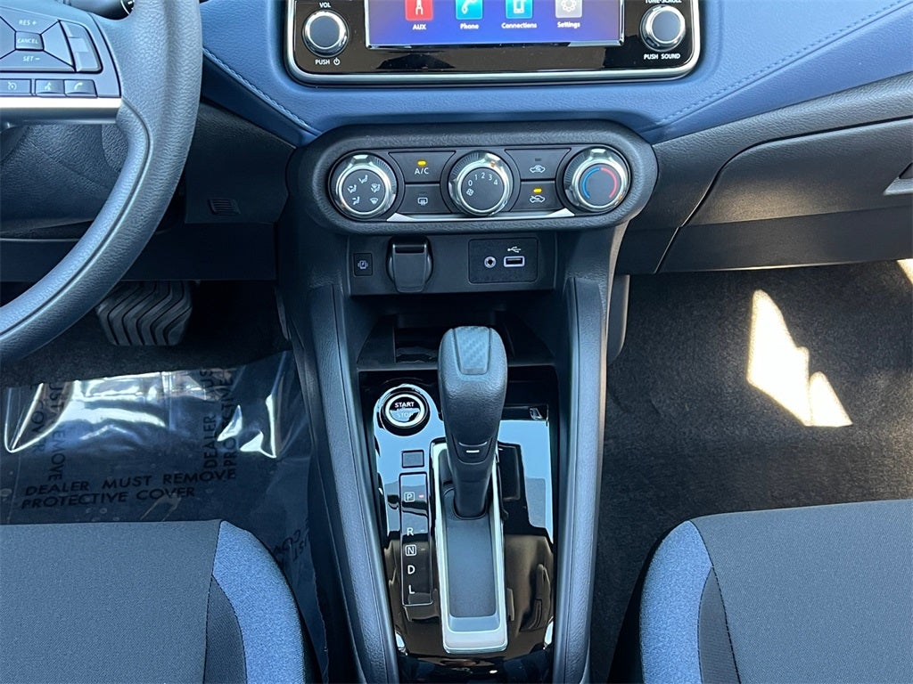 2025 Nissan Versa 1.6 SV / One Owner / Splash Guards