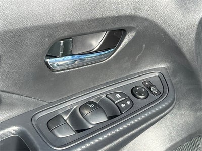 2025 Nissan Versa 1.6 SV / One Owner / Splash Guards