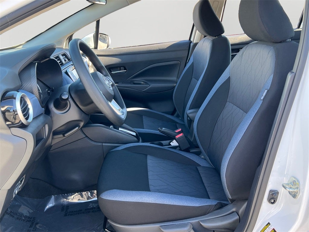 2025 Nissan Versa 1.6 SV / One Owner / Splash Guards