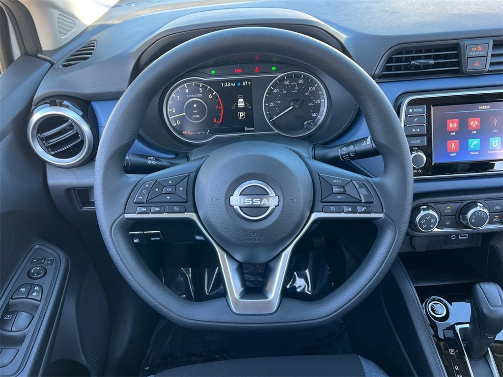 2025 Nissan Versa 1.6 SV / One Owner / Splash Guards