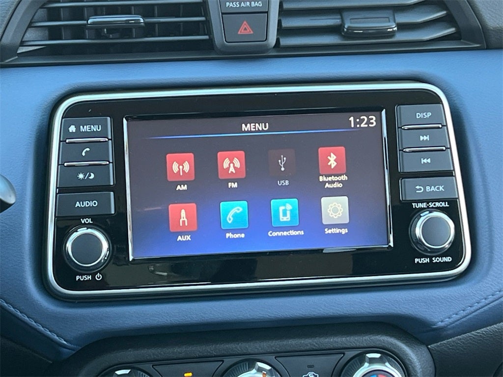 2025 Nissan Versa 1.6 SV / One Owner / Splash Guards