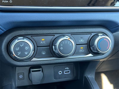 2025 Nissan Versa 1.6 SV / One Owner / Splash Guards