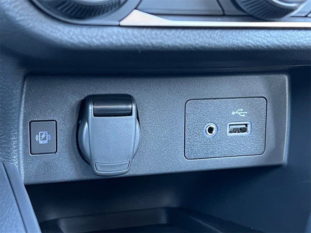 2025 Nissan Versa 1.6 SV / One Owner / Splash Guards