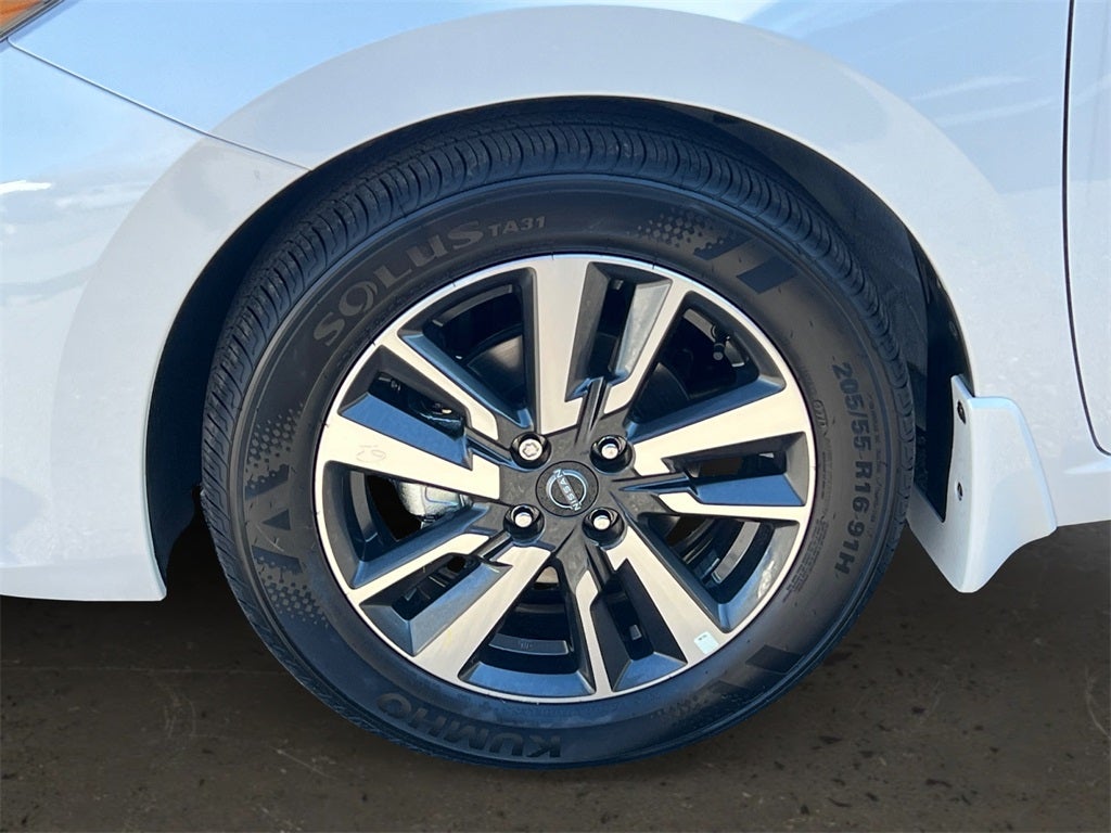 2025 Nissan Versa 1.6 SV / One Owner / Splash Guards