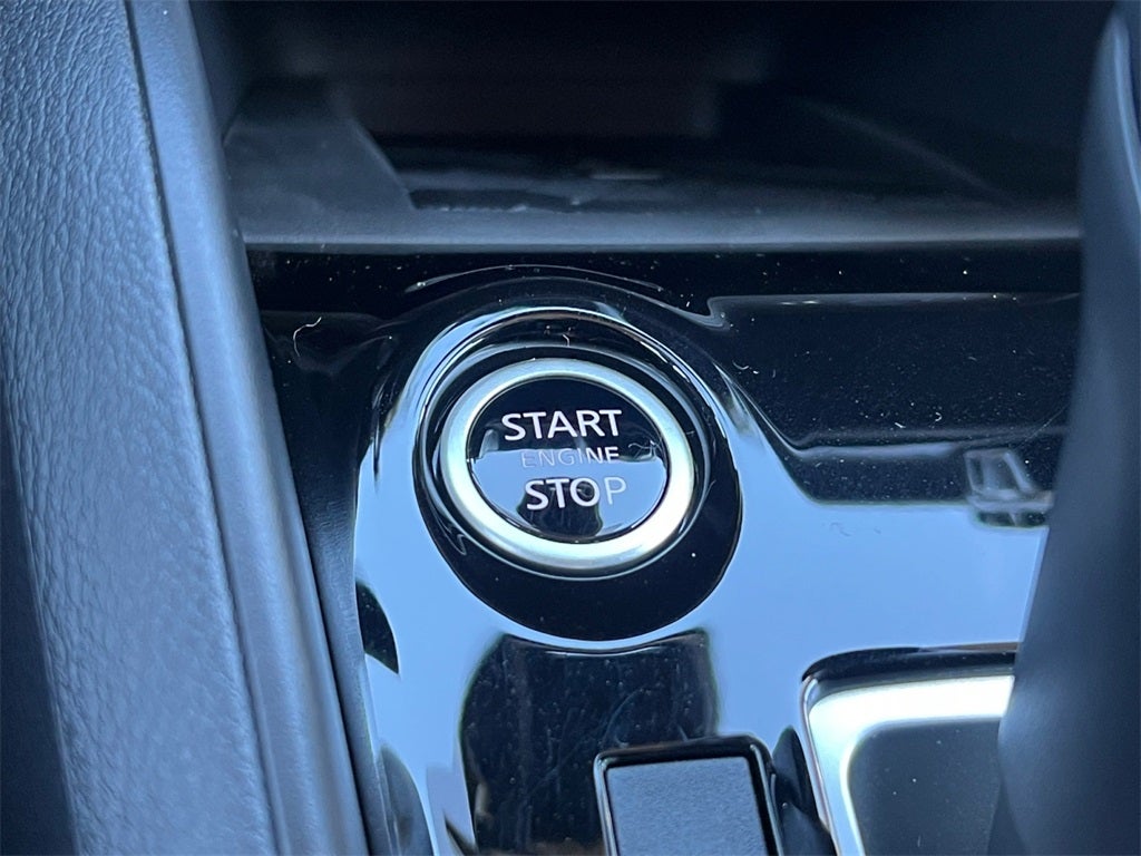 2025 Nissan Versa 1.6 SV / One Owner / Splash Guards