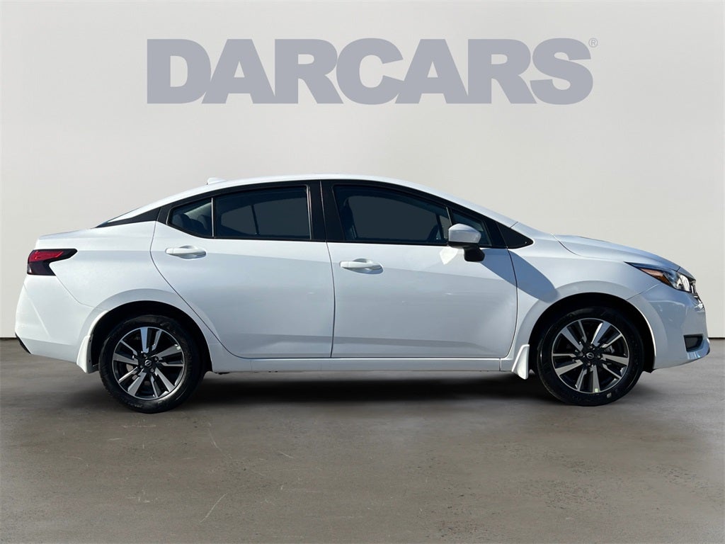 2025 Nissan Versa 1.6 SV / One Owner / Splash Guards