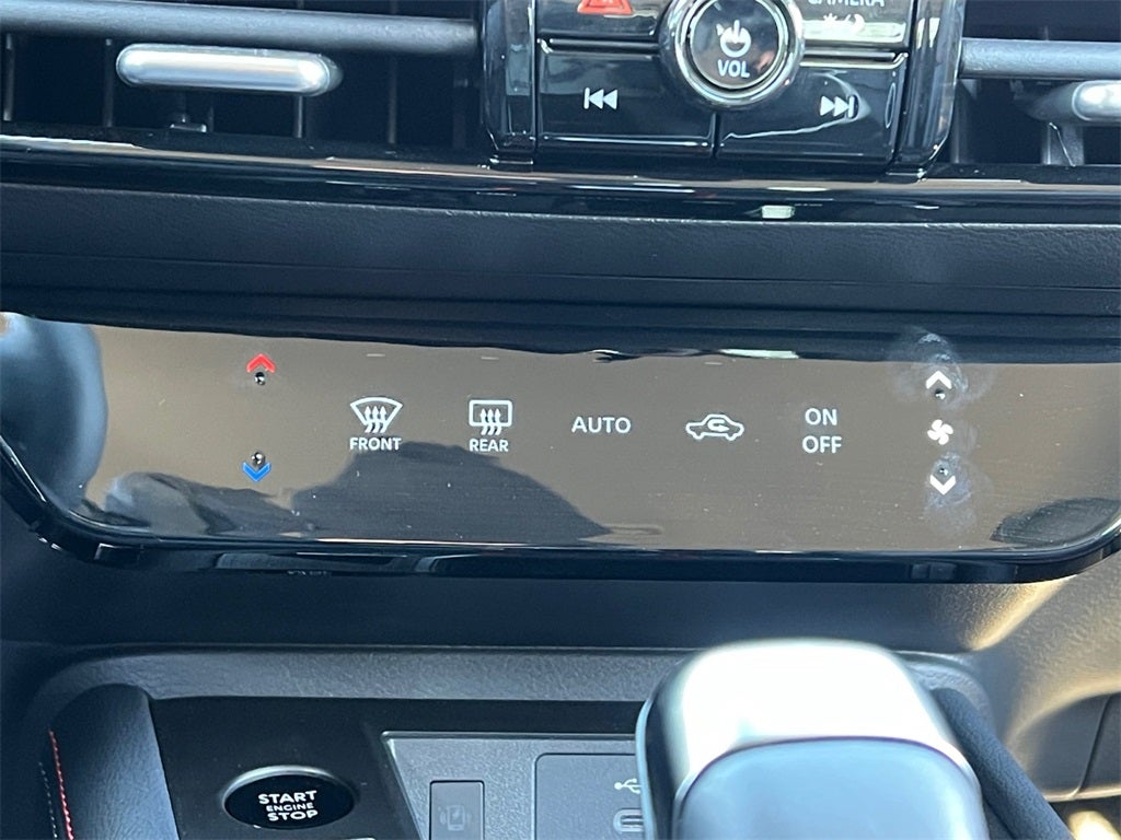 2025 Nissan Kicks SR / One Owner / AWD / Splash Guards