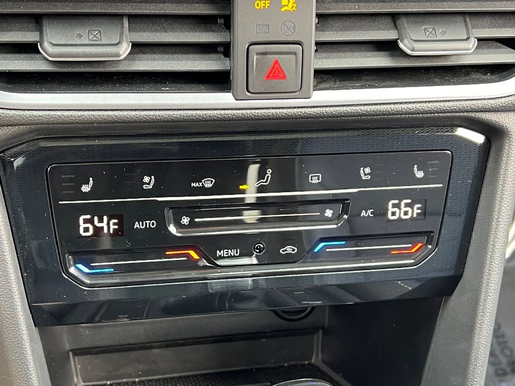 2025 Volkswagen Taos 1.5T SEL / One Owner / AWD /