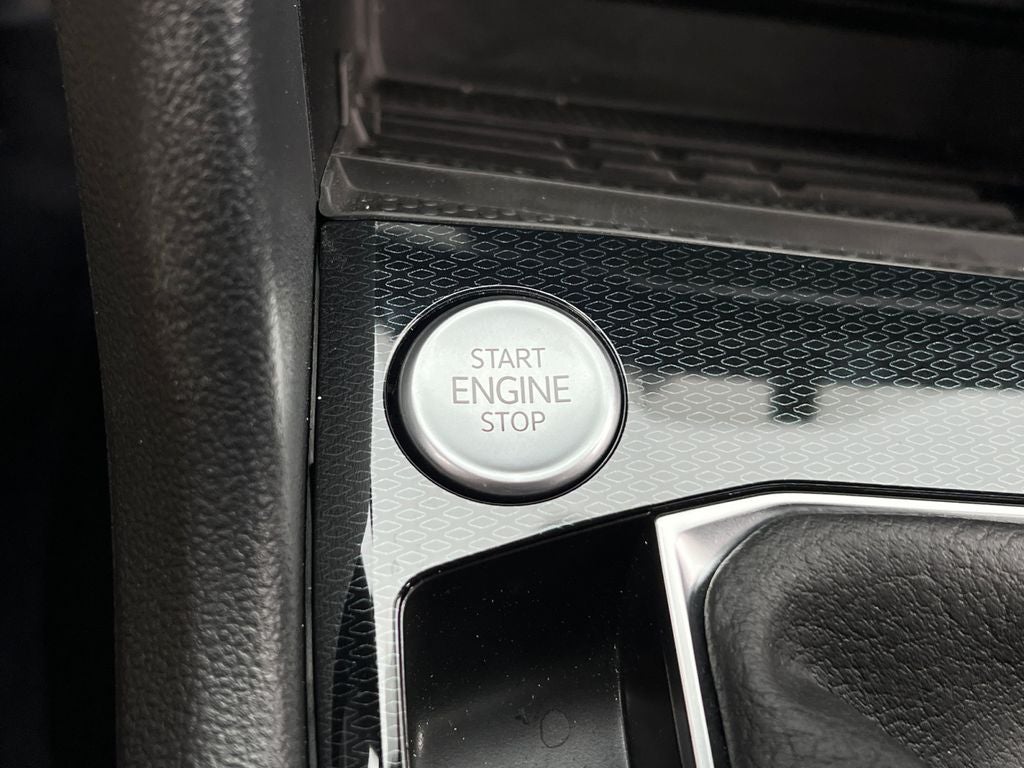 2025 Volkswagen Taos 1.5T SEL / One Owner / AWD /