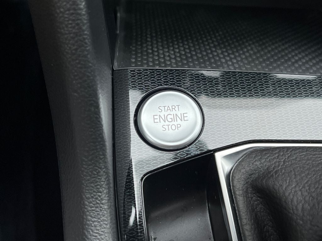 2025 Volkswagen Taos 1.5T S / One Owner / AWD /