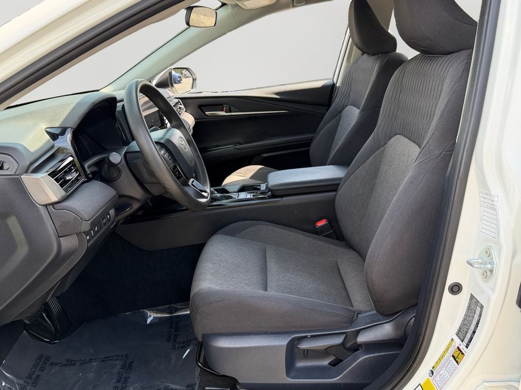 2025 Toyota Camry LE / One Owner / Hybrid /