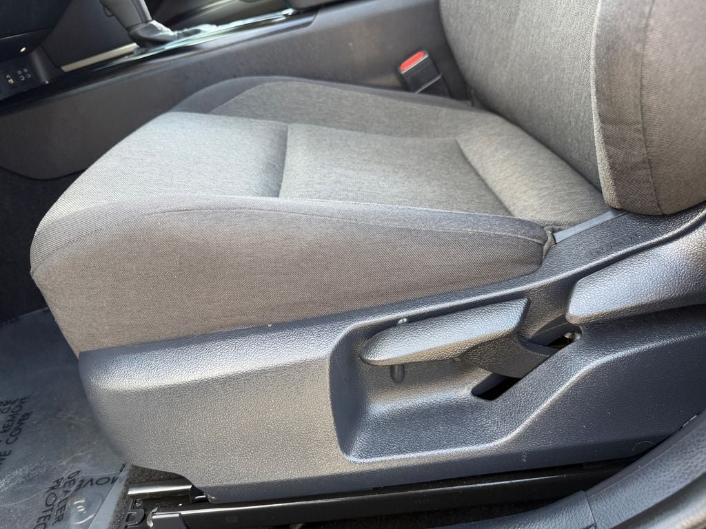 2025 Toyota Camry LE / One Owner / Hybrid /