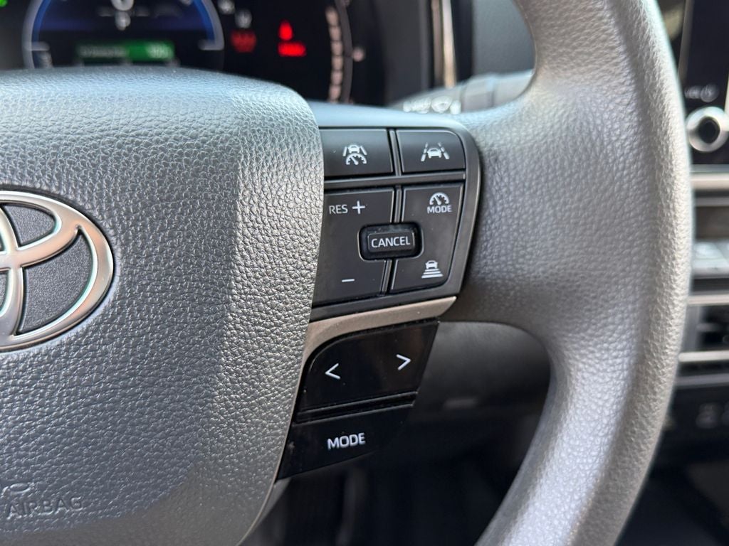 2025 Toyota Camry LE / One Owner / Hybrid /