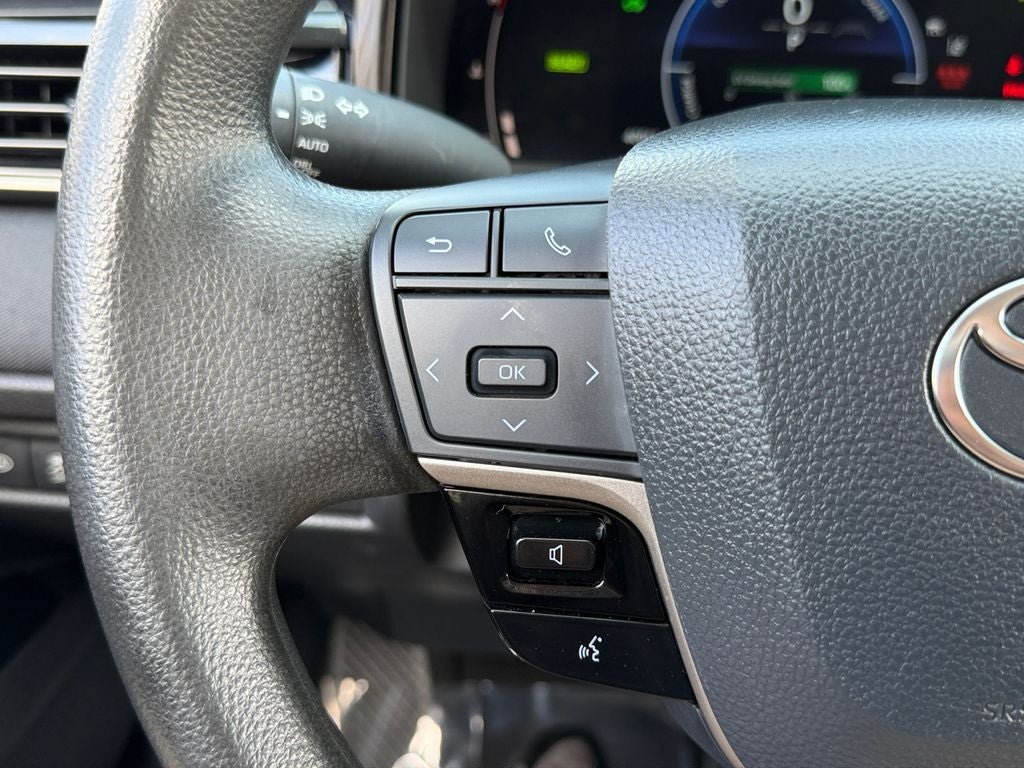 2025 Toyota Camry LE / One Owner / Hybrid /