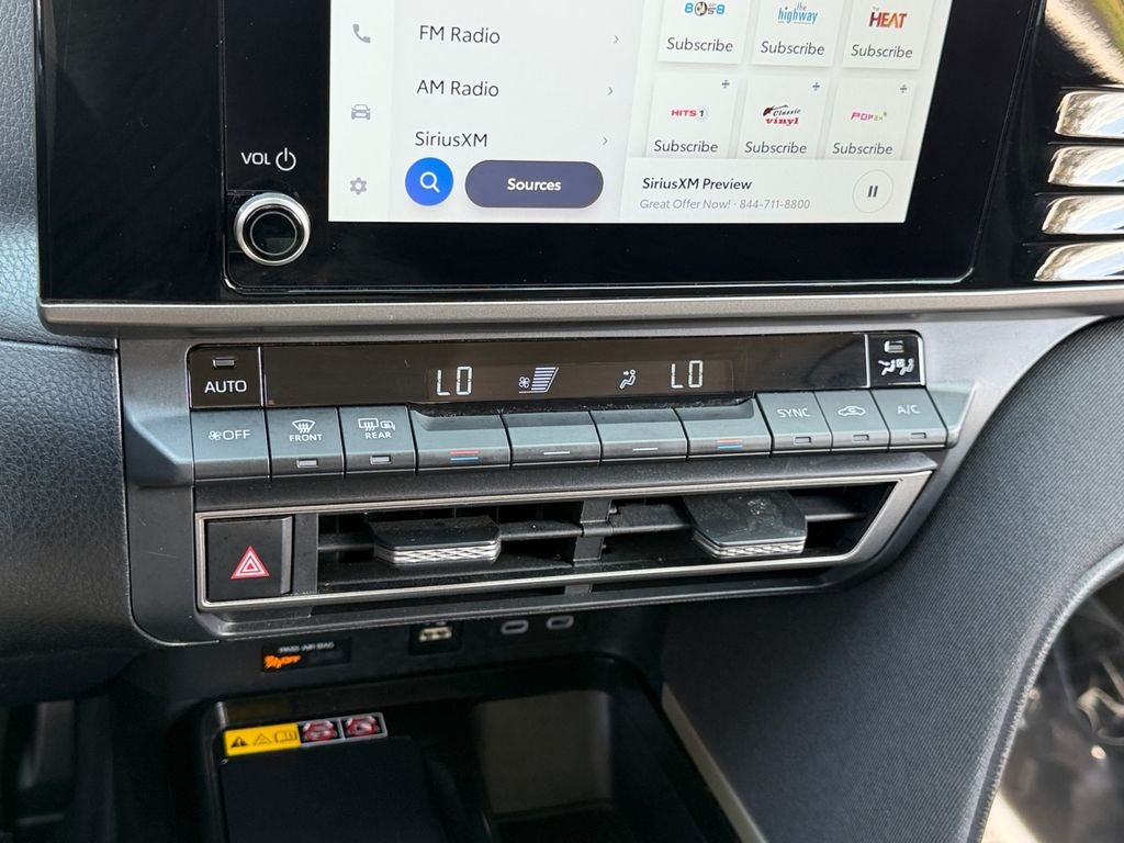 2025 Toyota Camry LE / One Owner / Hybrid /