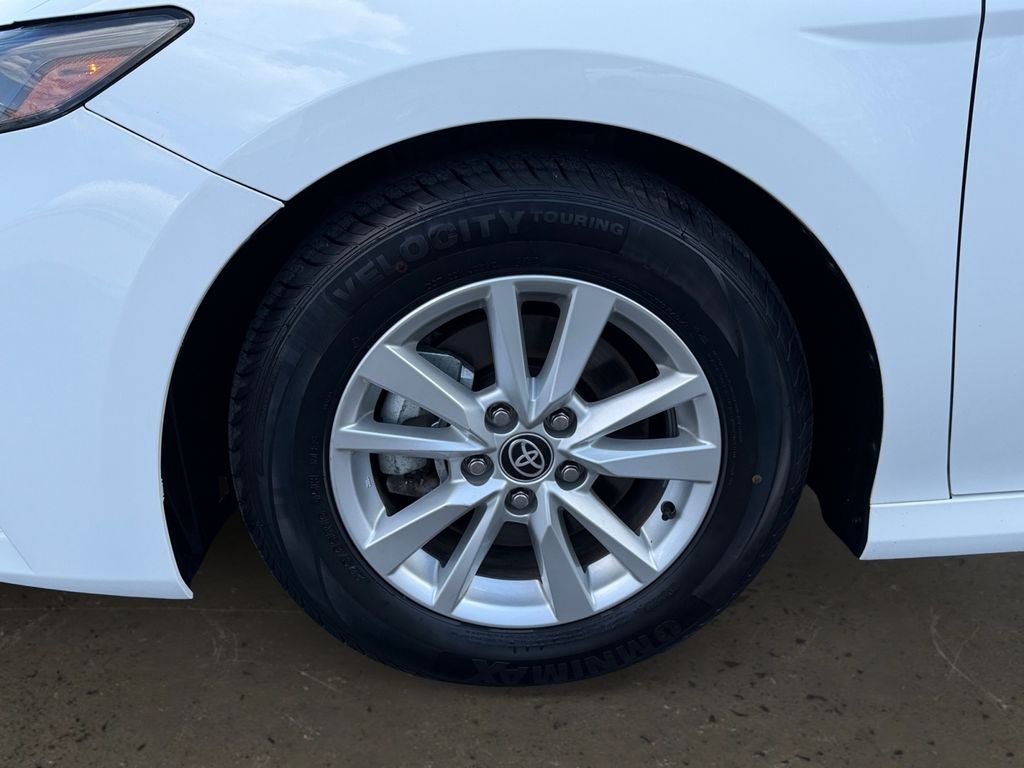 2025 Toyota Camry LE / One Owner / Hybrid /