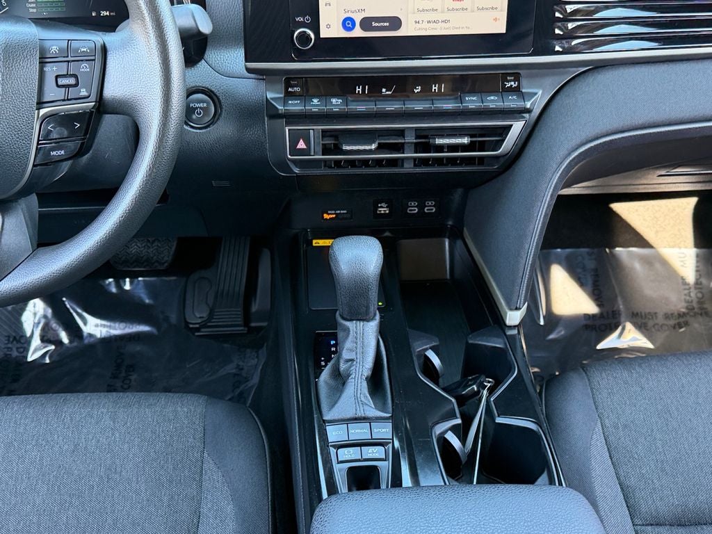 2025 Toyota Camry LE / One Owner / Hybrid /
