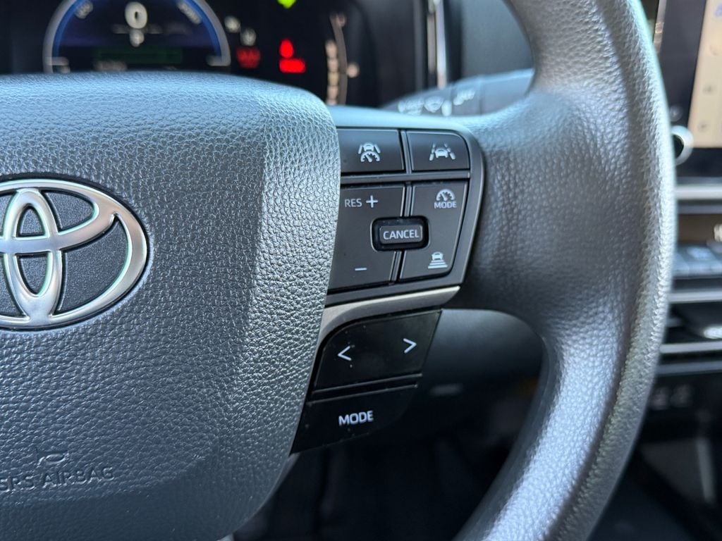 2025 Toyota Camry LE / One Owner / Hybrid /