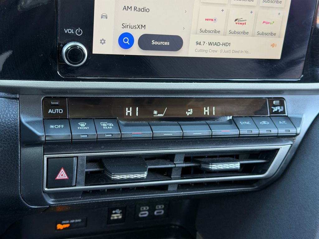 2025 Toyota Camry LE / One Owner / Hybrid /