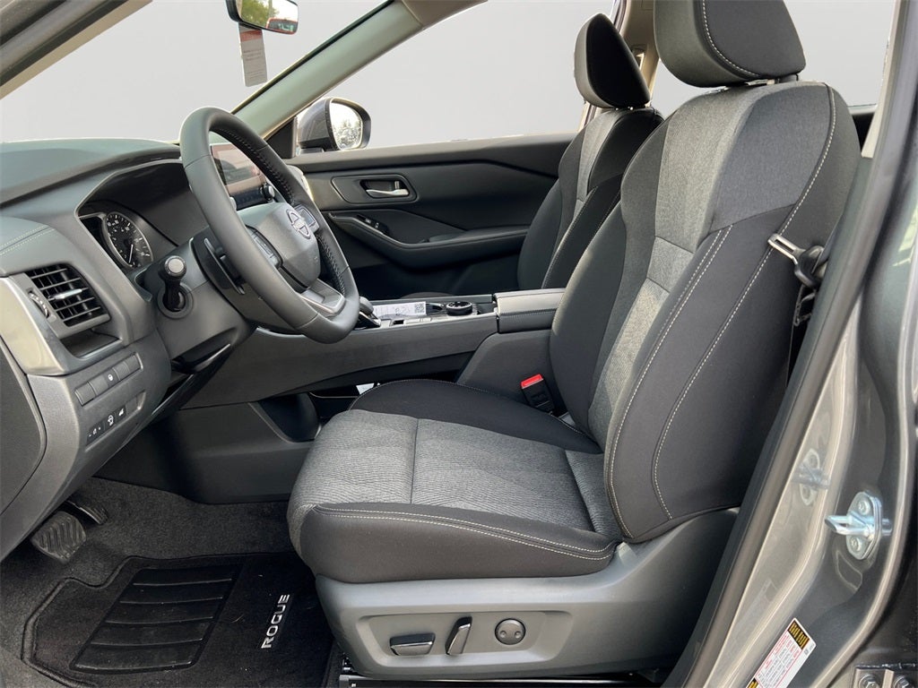 2026 Nissan Rogue SV / Cold Weather