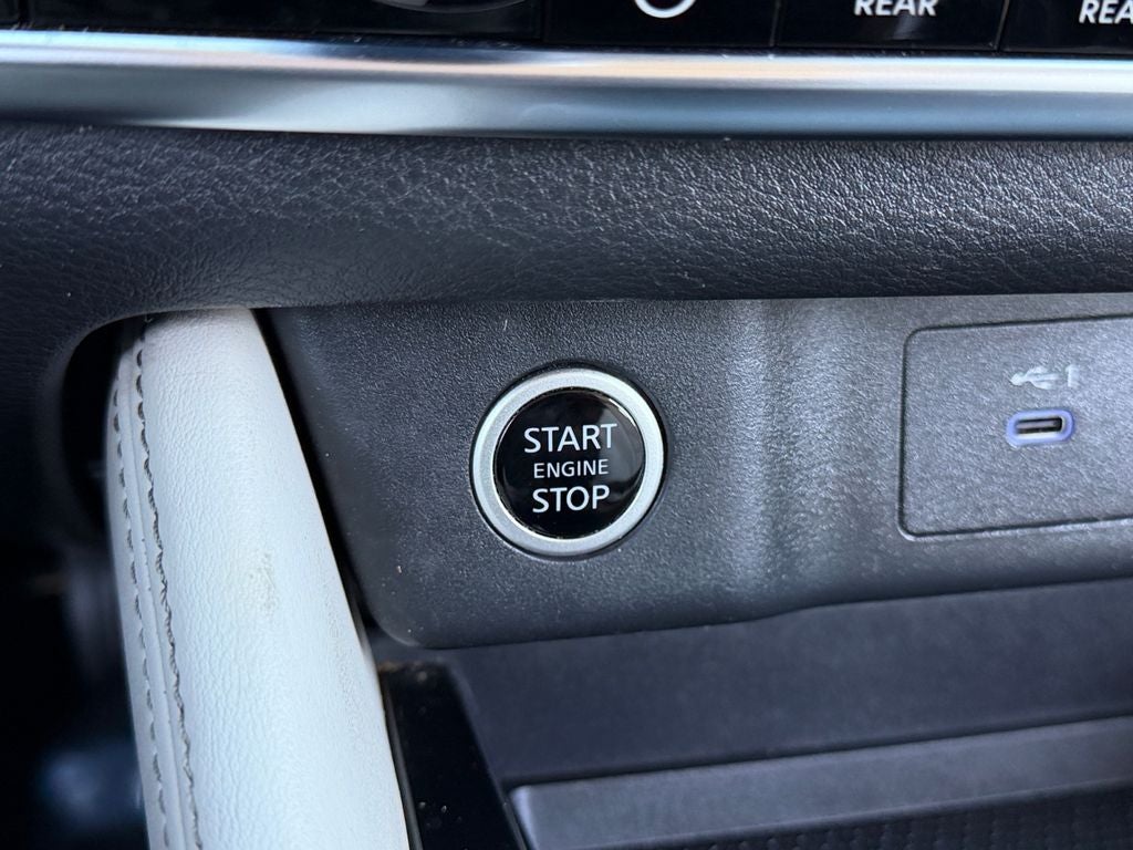 2023 Nissan Rogue SL / One Owner / Premium Package / AWD /
