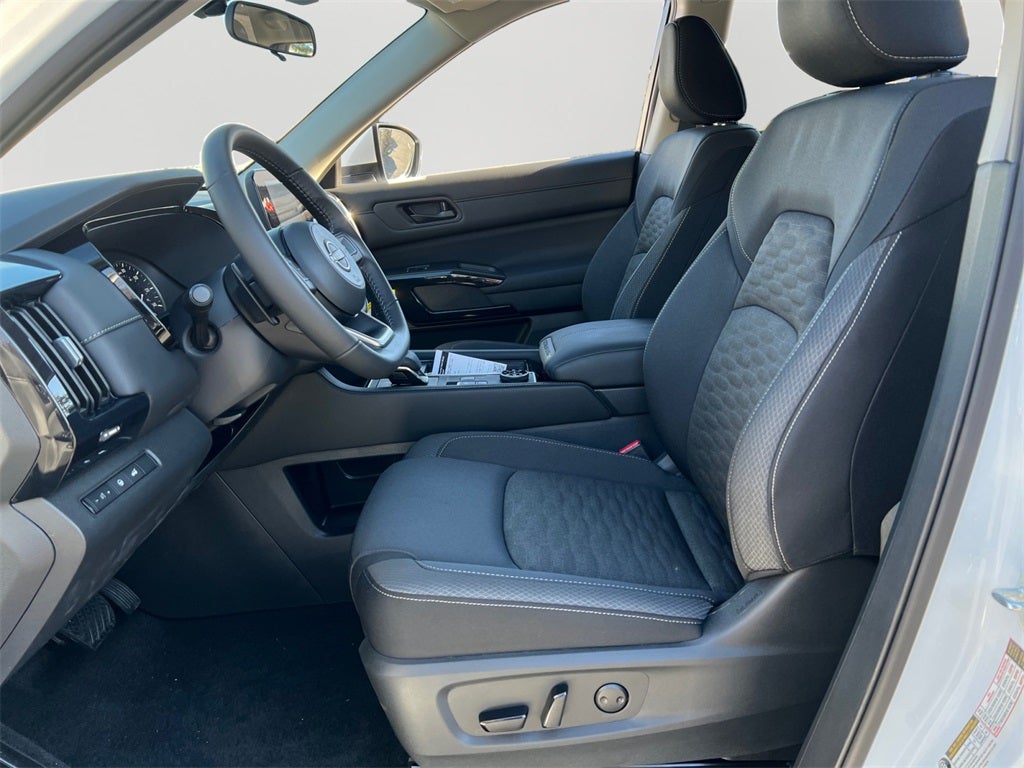 2025 Nissan Pathfinder SV / Premium Package