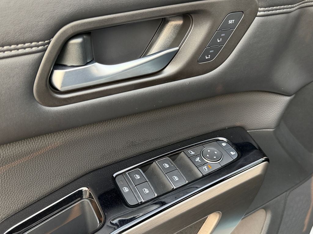 2025 Nissan Pathfinder Platinum / One Owner
