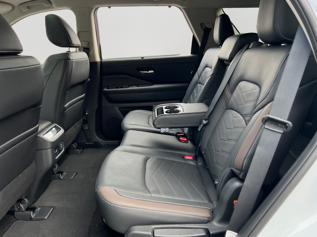 2025 Nissan Pathfinder Platinum / One Owner / 4WD / Cargo Package / Roof Rails w/