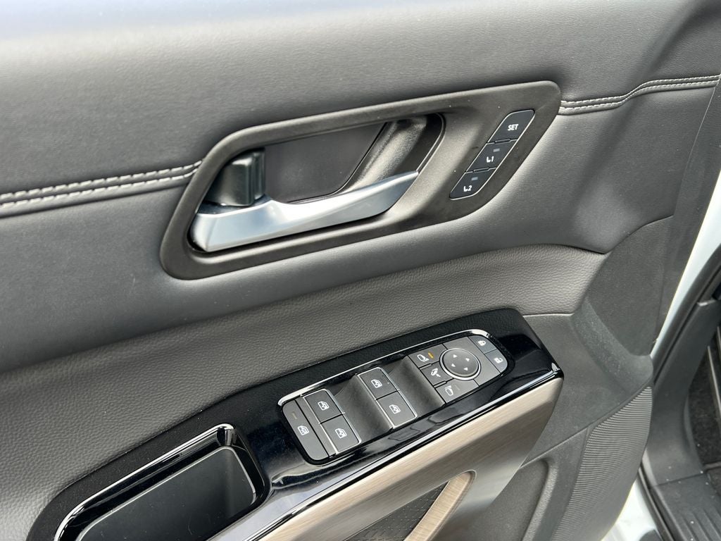 2025 Nissan Pathfinder Platinum / One Owner / 4WD / Cargo Package / Roof Rails w/