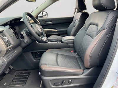 2025 Nissan Pathfinder Platinum / One Owner / 4WD / Cargo Package / Roof Rails w/